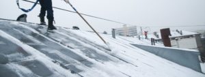 Очистка снега и наледи с кровли в Красноярске