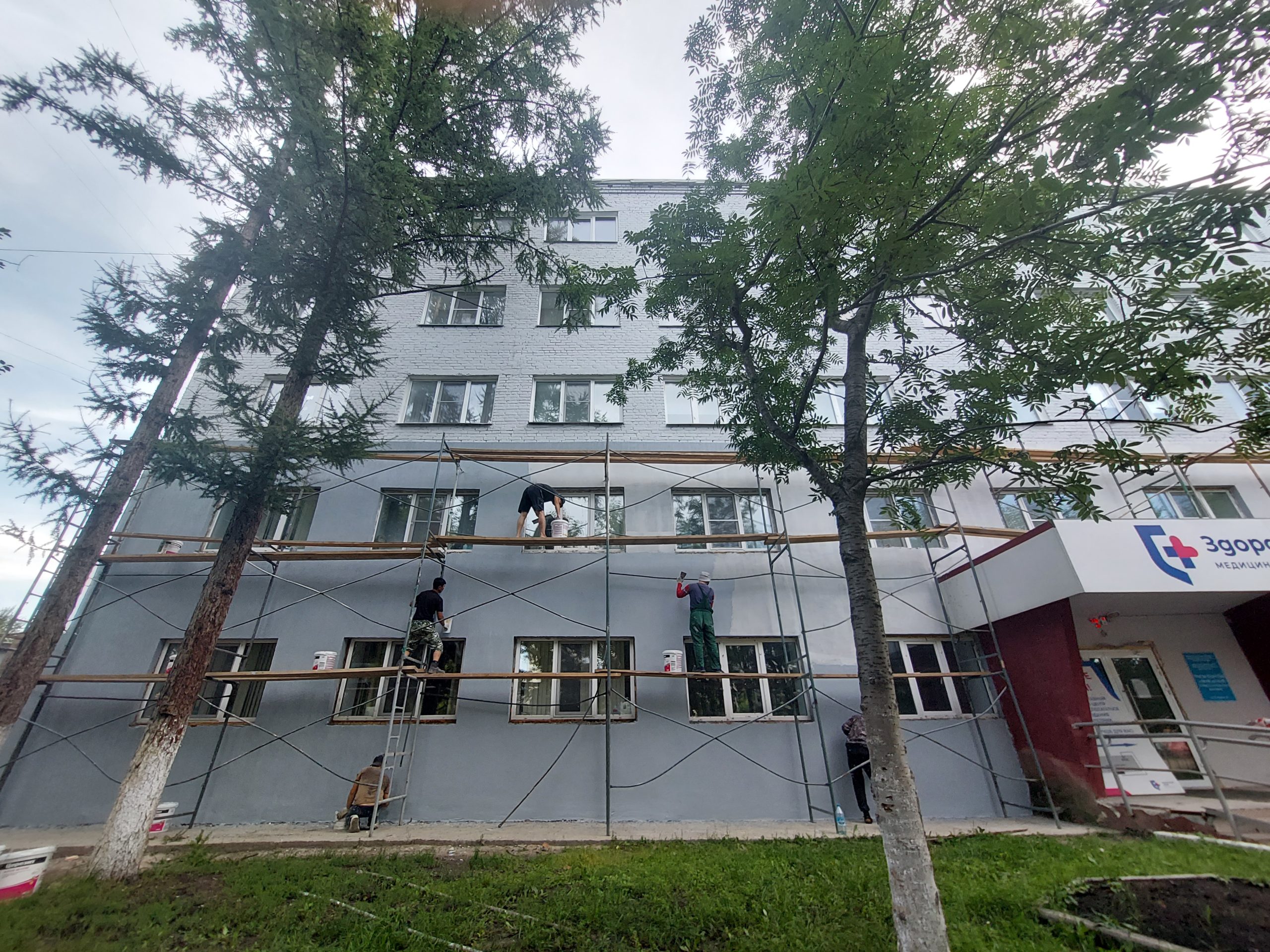 Ремонт фасада медицинского центра
