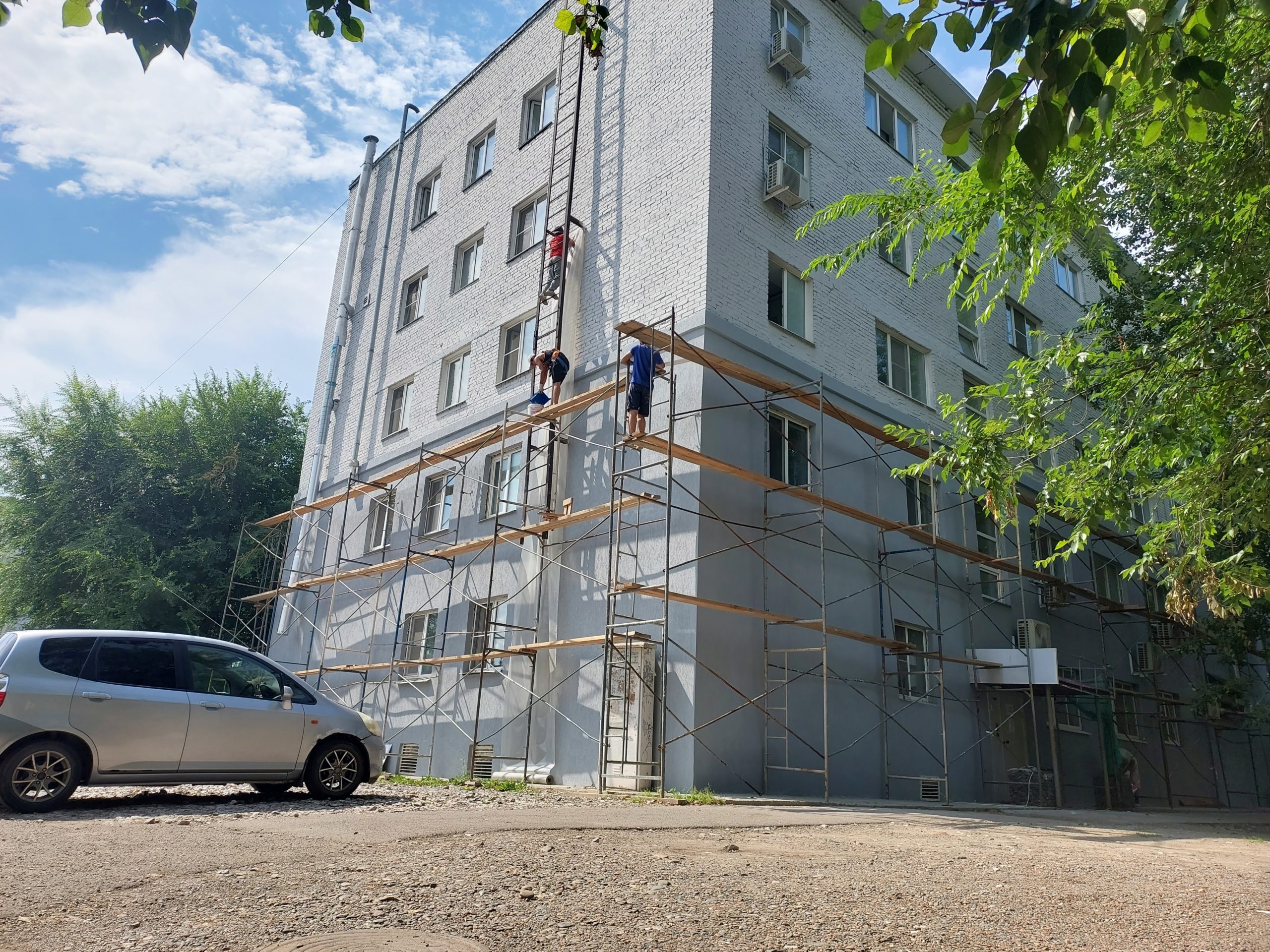 Ремонт фасада медицинского центра
