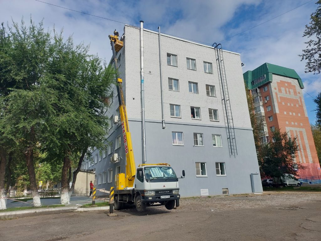 Монтаж водосточной системы на медицинском центре